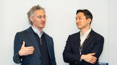 정기선 HD현대 회장, 다보스포럼서 팔란티어 CEO 만나...
