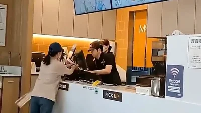 음료 리필 거부에 직원 폭행…'맘스터치 난동녀' 영상 확산 공분