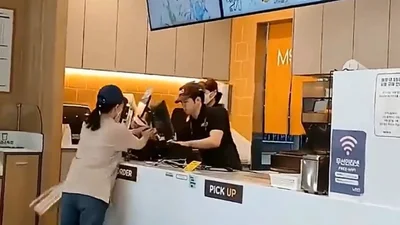 음료 리필 거부에 직원 폭행…'맘스터치 난동녀' 영상 확산 공분