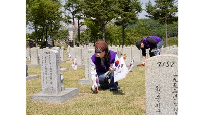 효성, 국립서울현충원 찾아 묘역 정화 봉사
