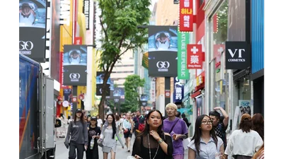 외국인 지갑 열어라…롯데·신세계·CJ, 명동서 '체험 경쟁'