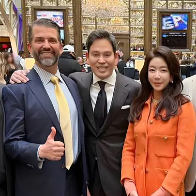 지난 1월 미국 도널드 트럼프 대통령 취임식 참석차 워싱턴D.C.를 찾은 정용진 신세계그룹 회장(가운데)이 부인과 함께 도널드 트럼프 주니어를 만난 모습. 신세계 제공