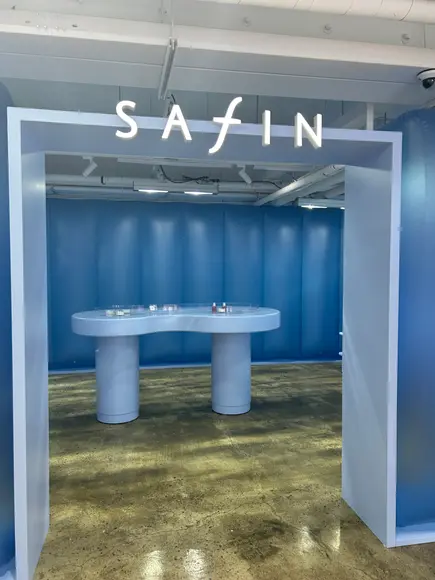사핀 팝업스토어 내 제품 체험 존. SAFIN 네온사인 아래 파란 벽면과 물결 형태 테이블로 꾸며졌다. 최아랑기자