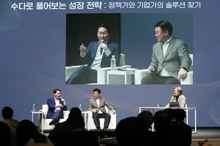 최태원 SK그룹 회장(맨 왼쪽)과 윤호중 행정안전부 장관(가운데)이 ‘가치와 성장 포럼’에서 대담을 하고 있다. 사회적가치연구원 제공