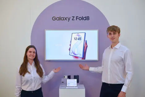 삼성전자 모델이&nbsp;독일 베를린에서 열리는 유럽 최대 가전 전시회&nbsp;IFA 2026 개막에 앞서&nbsp;2일부터&nbsp;6일까지&nbsp;훔볼트 카레(Humboldt Carré)에 위치한 삼성전자 전시관에서&nbsp;갤럭시&nbsp;Z&nbsp;폴드8을&nbsp;소개하고 있다. / 출처=삼성전자 제공