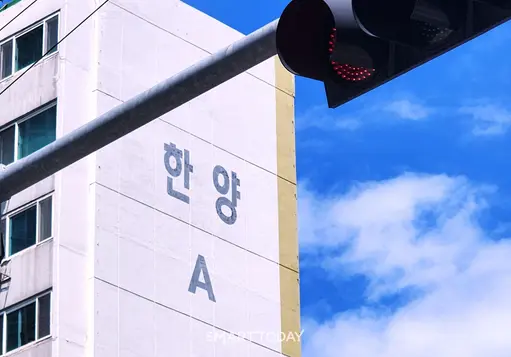 여의도 한양아파트 단지 앞 신호등에 적색등이 켜져 있다. 출처=김종현 기자
