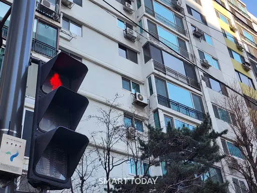 여의도 한양아파트 단지 앞 횡단보도에 적색등이 켜져 있다. 출처=김종현 기자