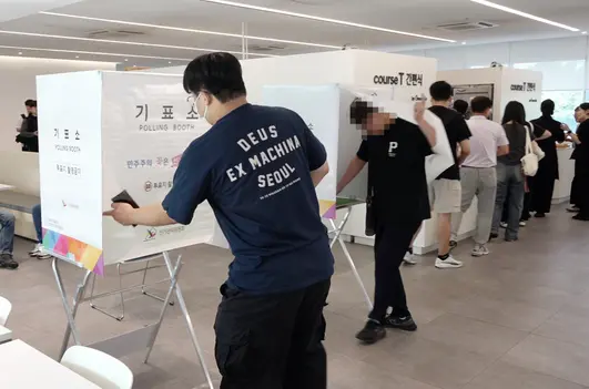 잠정합의안 투표하는 현대차 조합원들. 연합뉴스