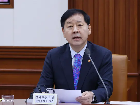 구윤철 경제부총리 겸 재정경제부 장관이 15일 서울 종로구 정부서울청사에서 비상경제본부회의 겸 경제ㆍ부동산 관계 장관회의를 주재하고 있다. 연합뉴스