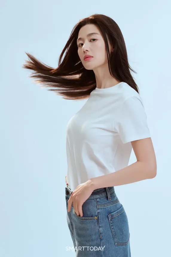 탑텐 브랜드 모델 전지현의 '쿨에어 코튼 크루넥 반팔티' 착장 화보(사진제공=탑텐)