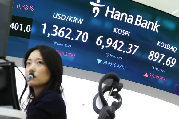 2일 서울 중구 하나은행 딜링룸 현황판에 코스피와 코스닥 지수 등이 표시되고 있다. 연합뉴스