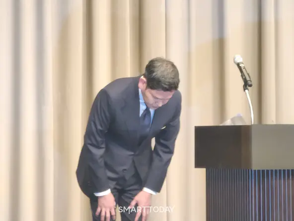 정용진 신세계그룹 회장이 26일 스타벅스코리아 민주화운동 모욕 마케팅 논란 관련 대국민 사과 기자회견에서 고개를 숙이고 있다. 김종현 기자