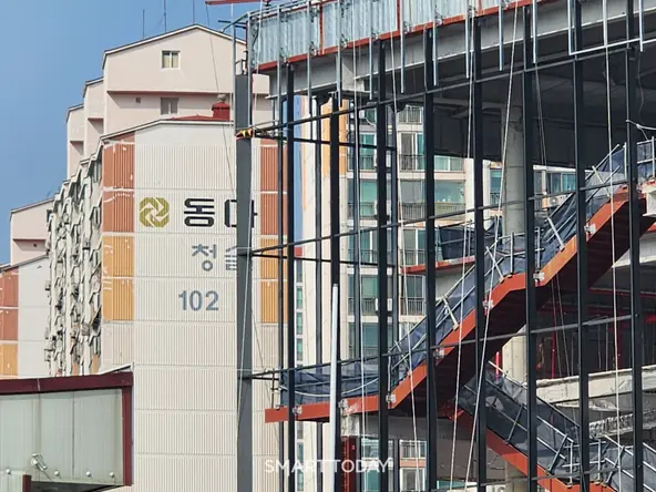 서울아레나 공사현장 너머로 보이는 동아청솔아파트 단지. 출처=김종현 기자