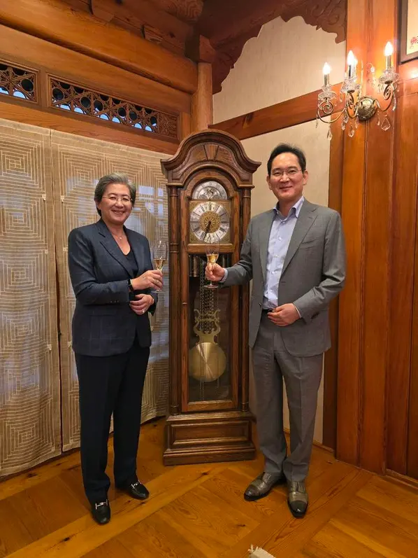 이재용 삼성전자 회장(오른쪽)이 18일 삼성그룹 영빈관 '승지원'에서 리사 수 AMD 최고경영자(CEO)와 만찬에 앞서 기념 촬영을 하고 있다. 삼성전자 제공