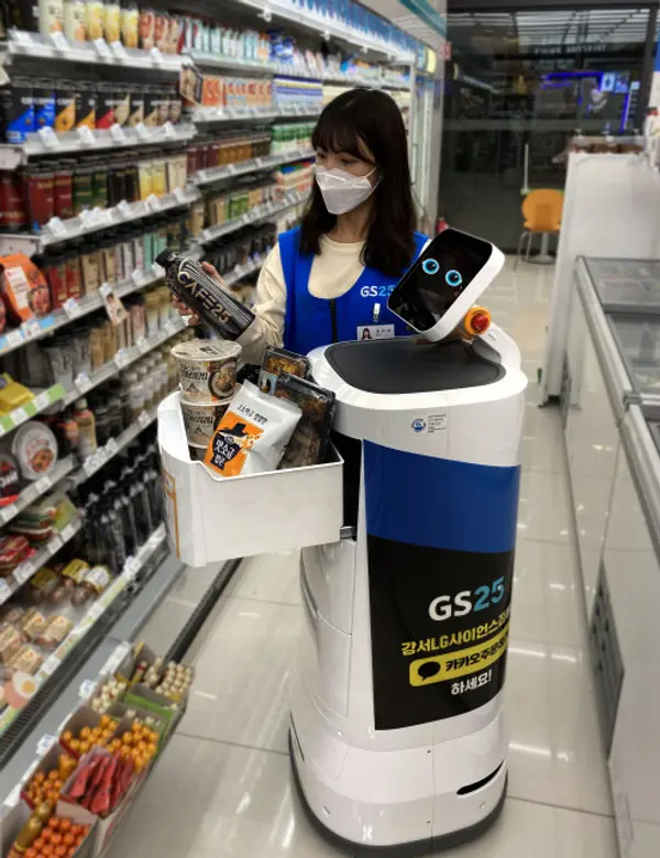 사진=GS25가 AI 로봇 배달 서비스를 업계 최초로 론칭했다