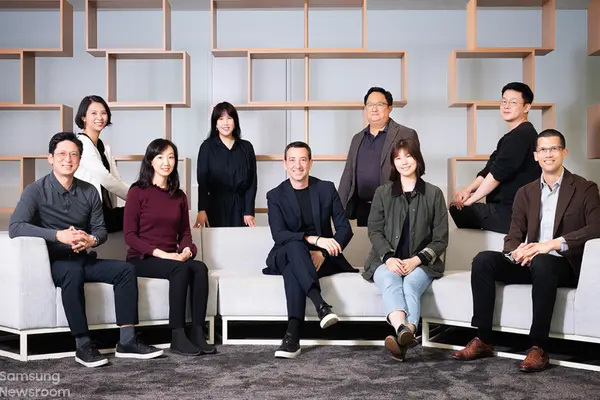 ▲ 삼성리서치 E&I 랩 구성원들 (왼쪽부터 함경운 프로젝트 리더, 김지은 프로, 엄승연 프로, 하연주 디자이너, 페데리코 카살레뇨 전무, 김현수 상무, 김은비 디자이너, 고성찬 디자이너, 빈센트 버번 프로)