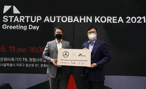 ◇SK텔레콤 하형일 SKT텔레콤 코퍼레이트2센터장과 토마스 클라인 메르세데스-벤츠 코리아 대표(사진 왼쪽)가 협약식을 마치고 기념촬영을 하는 모습. SK텔레콤 제공