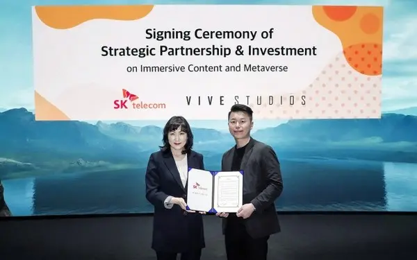 ◇전진수 SKT 메타버스 CO장(사진 왼쪽)과 김세규 비브스튜디오스 대표가 협약식에서 기념 촬영을 하고 있다.