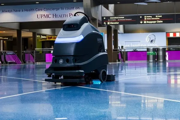 미국 피츠버그 국제공항에서 청소작업을 하고 있는 자율주행 청소로봇. 사진=스마트시티월드