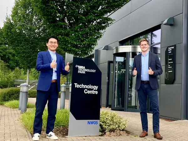 ◇정도일 에이모 해외사업 본부장(사진 왼쪽)과 잭 바틀렛 MIRA 테크놀로지 파크 경영전략·파트너십 총괄 책임자가 영국 MIRA 테크놀로지 파크에서 에이모 유럽사무소 개소 기념 촬영을 하고 있다.