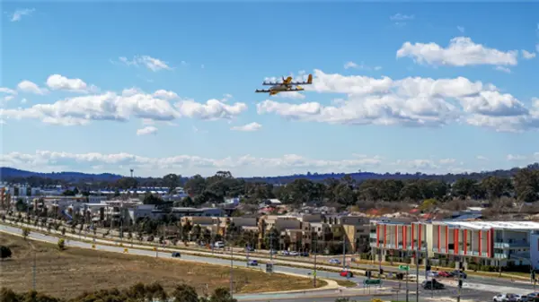 로건 상공을 날고 있는 상품배송 드론. 사진=윙