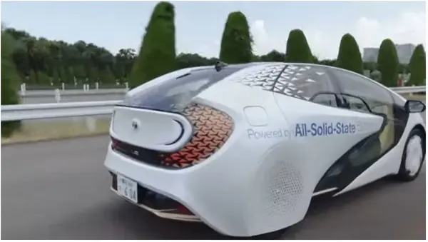 도요타는 2020년대 후반부터 전고체(솔리드 스테이트) 배터리를 장착할 계획이다.(사진=도요타 웹페이지 영상 캡쳐)