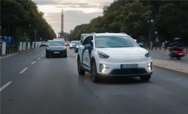 베를린 시내를 달리고 있는 베이 텔레드라이버 자동차. 사진=베이 유튜브