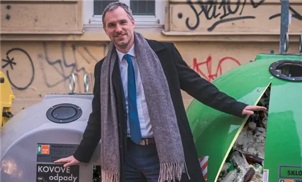 즈데넥 흐리브 프라하 시장이 스마트 쓰레기통 앞에서 정책 확산을 알리는 소식을 전하고 있다. 사진=더메이어EU