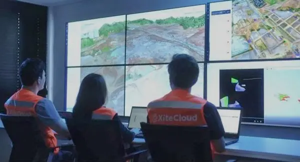 ◇현대두산인프라코어가 개발한 통합 스마트 건설 플랫폼 ‘사이트클라우드’를 시연하고 있다. (사진: 현대두산인프라코어)