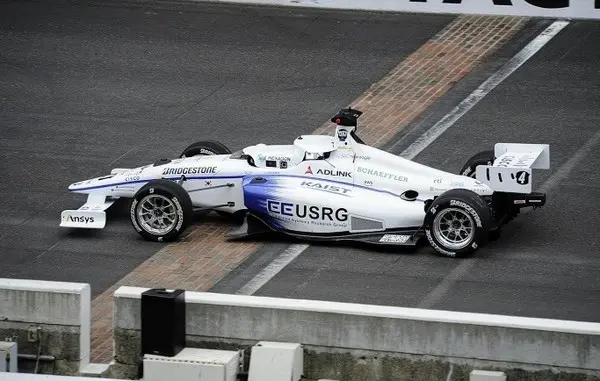 ◇10월 IAC 대회에서 결승선을 통과하는 KAIST 인디 자율주행차 (사진: 카이스트)