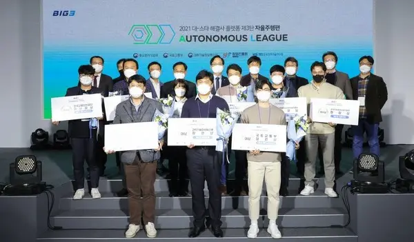 ◇중소벤처기업부, 국토교통부, 과학기술정보통신부 공동추진 ‘대-스타 자율주행 데이터 경진대회’ 결선에서 대상을 수상한 △코봇, △볼트윈, △스타마타 등 3개 창업기업 팀(사진: 중기부)​