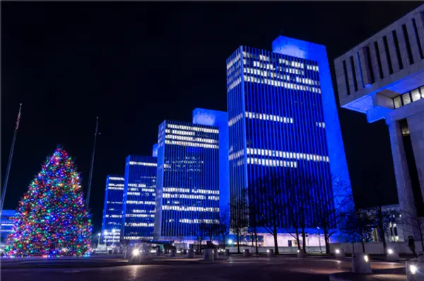 엠파이어 스테이트 플라자의 야간 LED 조명 모습. 사진=캐시 호컬 주지사 공식 홈페이지 