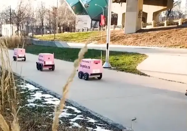 캐나다 토론토에서 보도를 통해 식료품을 배달하고 있는 자율주행 로봇. 사진=티니마일