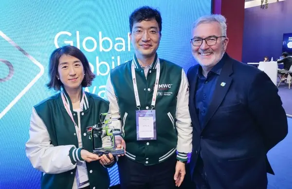 ◇SKT 김춘수 팀장(사진 오른쪽)과 투아트 조수원 대표가 숀 콜린스(CCS인사이트 CEO)심사위원장과 함께 사회적 약자를 위해 양사가 힘을 모은 ‘설리번플러스 x NUGU’의 GLOMO 수상을 함께 기념하고 있다.(사진: SKT)