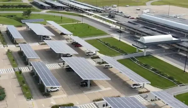 에반스빌 리저널 공항에 설치된 주차장 태양광패널 캐노피. 사진=에반스빌리저널공항