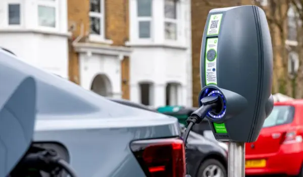 영국 공공 전기차 충전소를 운영하는 리버티 차지의 충전 포인트. 사진=리버티 차지