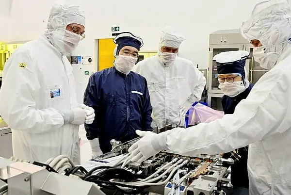 ◇이 부회장은 imec에서 최첨단 반도체 공정 기술 이외에 △인공지능 △생명과학 △미래 에너지 등 imec에서 진행 중인 첨단분야 연구 과제에 대한 소개를 받고 연구개발 현장을 살펴보기도 했다.(사진: 삼성전자)