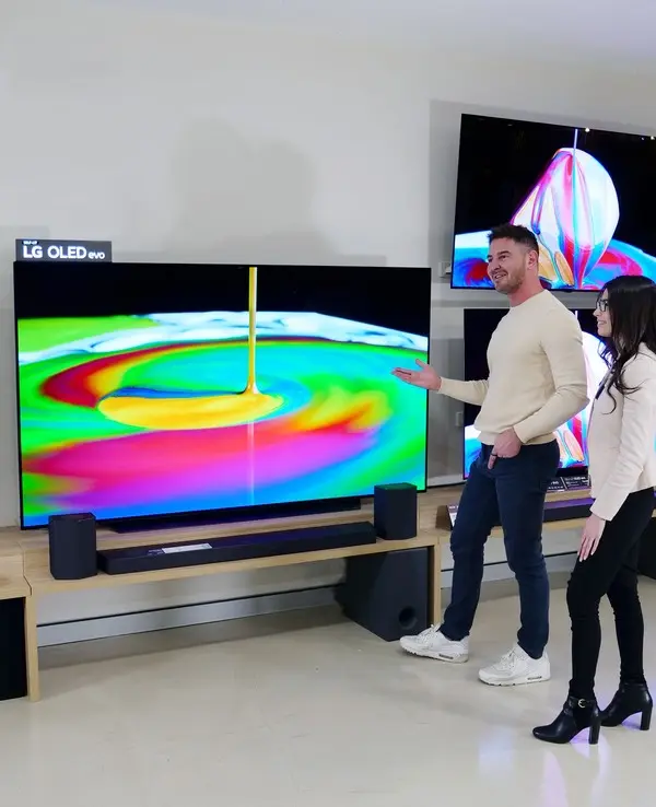  * LG전자가 호주 대표 소비자 매체 ‘초이스’에서 7년 연속 ‘최고 TV 브랜드’에 선정됐다. 호주 고객들이 LG 올레드 에보를 살펴보고 있다