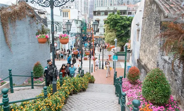  * 마카오 거리를 걷는 사람들. 사진=픽사베이