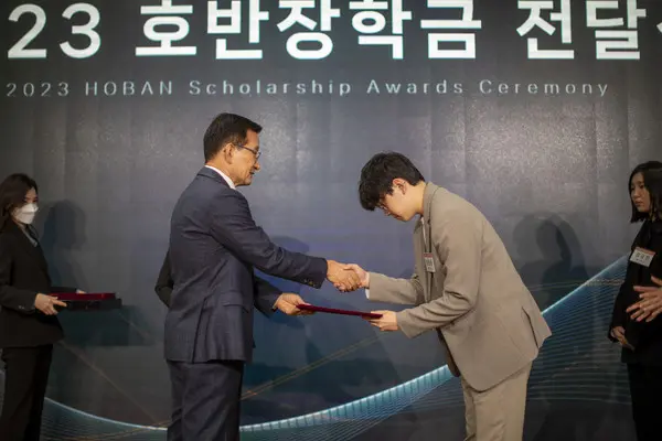 김상열 호반장학재단 이사장이 장학증서를 수여하고 있다.