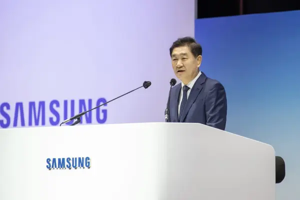 한종희 대표이사 부회장이 의장 인사말을 하는 모습.