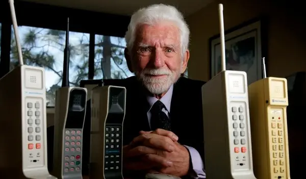 50년 전 첫 휴대폰 통화를 했떤 마티 쿠퍼. 출처=뉴욕타임스(NYT)