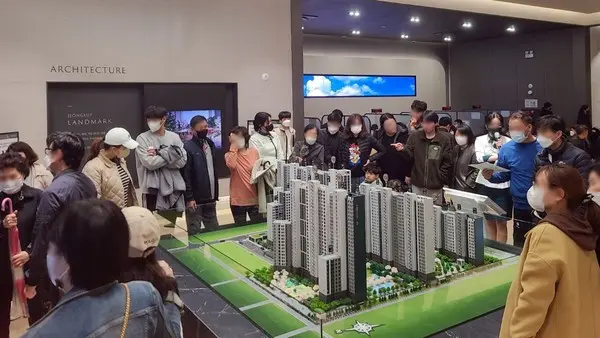 정읍 푸르지오 더 퍼스트 견본주택을 찾은 방문객 (사진제공. 대우건설)