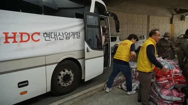 HDC현대산업개발이 산불 피해 이재민을 위한 긴급 구호물품을 강릉시자원봉사센터에 전달했다.(사진제공. HDC현대산업개발)