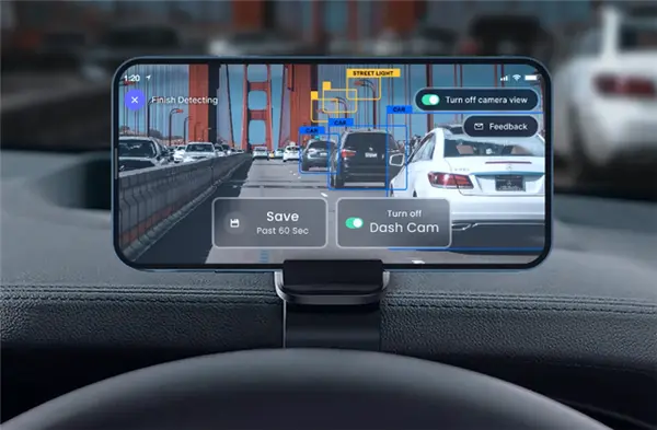 * 내비게이션 용도로 승용차 대시보드에 설치된 스마트폰 ‘카메라인터넷’ 사진=네이틱스