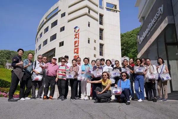  * 경기도 이천에 위치한 치킨대학을 방문한 태국의 단체관광객. 이들은 BBQ의 시그니처 메뉴인 황금올리브 치킨을 직접 요리, 시식했다. 