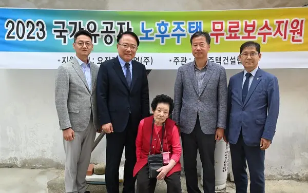 요진건설산업은 국가유공자 주거 여건 개선사업을 13년째 이어오고 있다. 사진 오른쪽부터 대한주택건설협회 윤진오 사무처장, 국가보훈처 강원서부보훈지청 박치우 보상과장, 요진건설 종합기획실 김선규 전무(왼쪽 두번째)(사진제공. 요진건설산업)