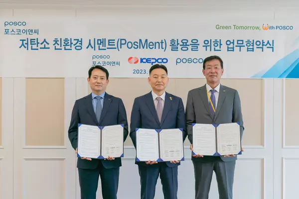 포스코이앤씨가 한국전력공사와 포스멘트 사용확대를 위해 업무협약식을 체결했다. 사진 왼쪽부터 포스코이앤씨 남성현 R&D센터장·한국전력공사 김영관 충북본부장·포스코 조경석 환경기획실장(사진제공. 포스코이앤씨)