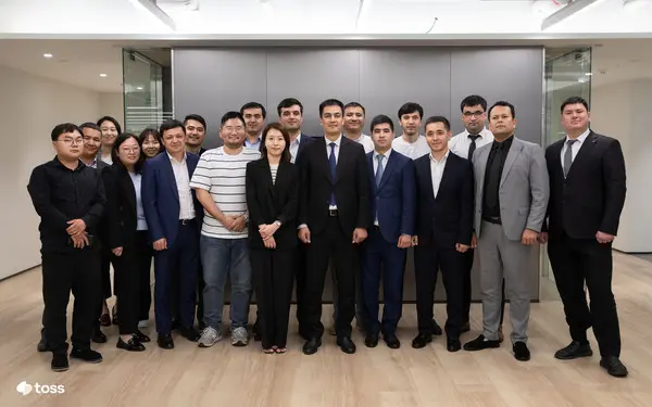  * 우즈베키스탄 경제정책부처 대표단 및 KDI 관계자들이 역삼동 토스 본사에서 윤기열 토스 커뮤니케이션 헤드 및 최락현 토스 대출비교 서비스 사업 총괄(사진 가운데)과 함께 기념 촬영하고 있다. (사진: 비바리퍼블리카 제공)