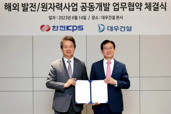 대우건설 백정완 사장(왼쪽)과 한전KPS 김홍연 사장이 업무협약을 체결하고 기념촬영을 하고 있다.(사진제공. 대우건설)